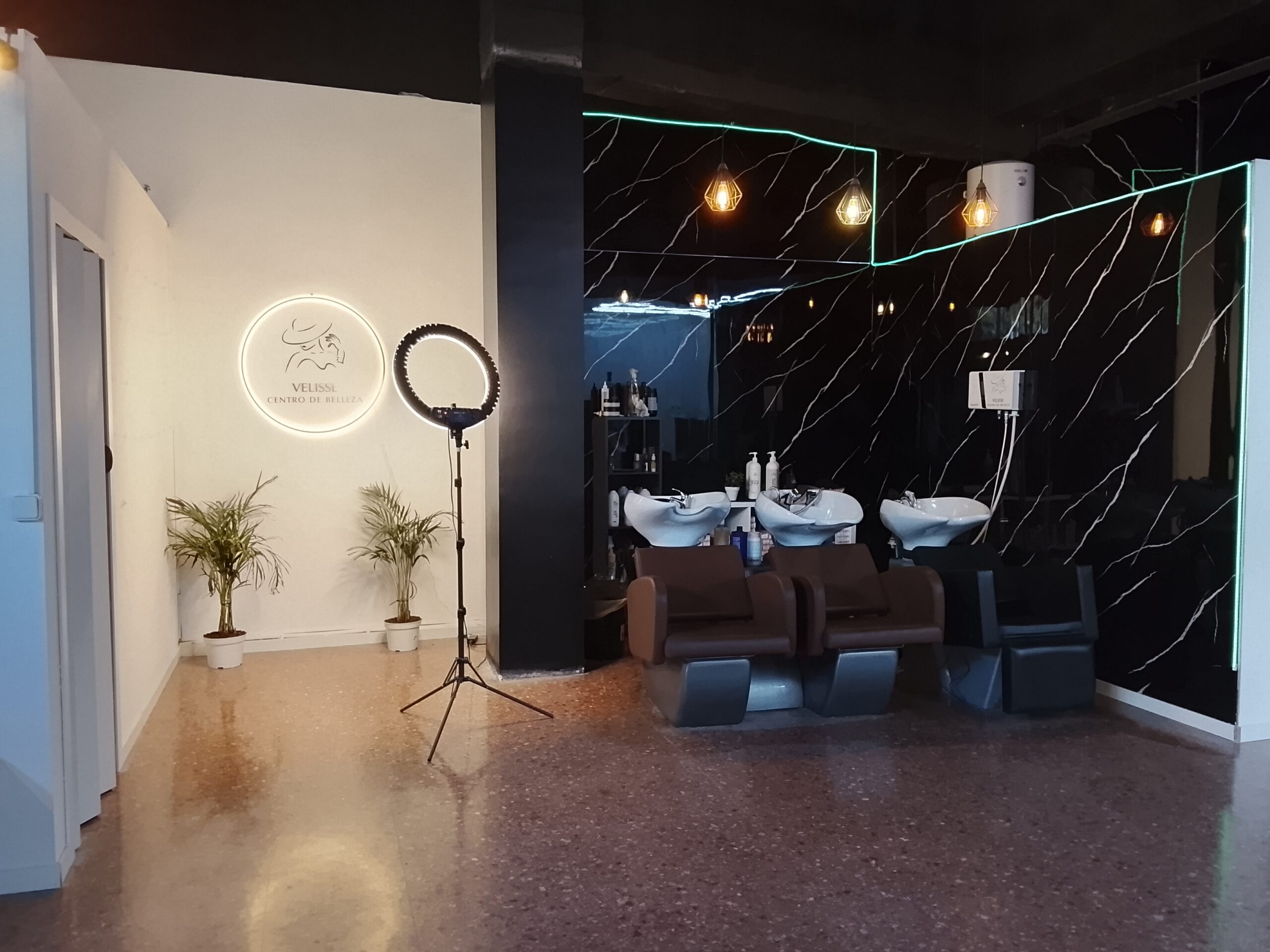 Interior del salón Velisse Centro de Belleza en Burjassot