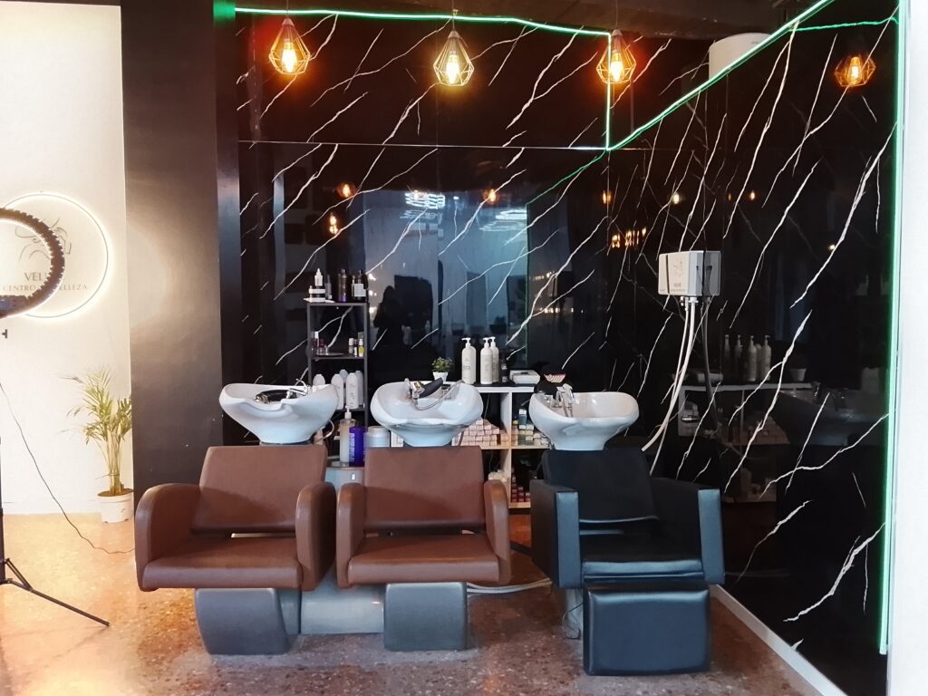 Zona de lavado con sillones en la peluquería Velisse de Burjassot