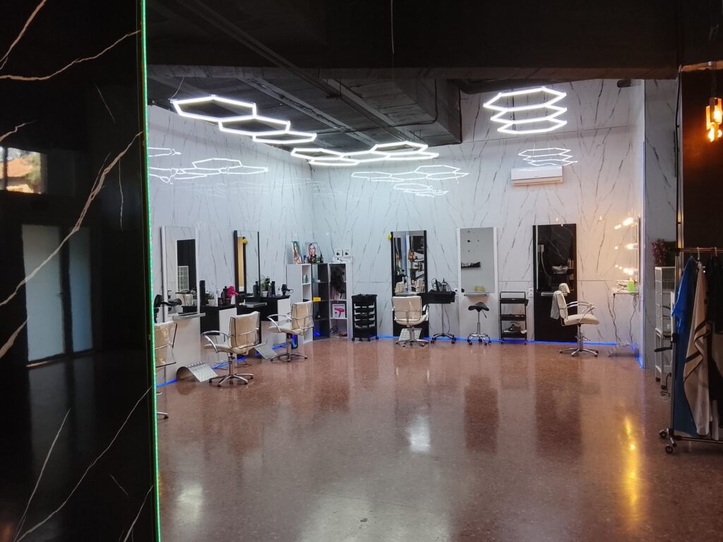 Puestos de peluquería del salón Velisse en Burjassot