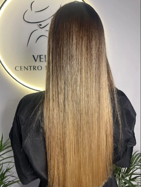 Melena larga con mechas balayage rubias hecha en Velisse, peluquería en Burjassot